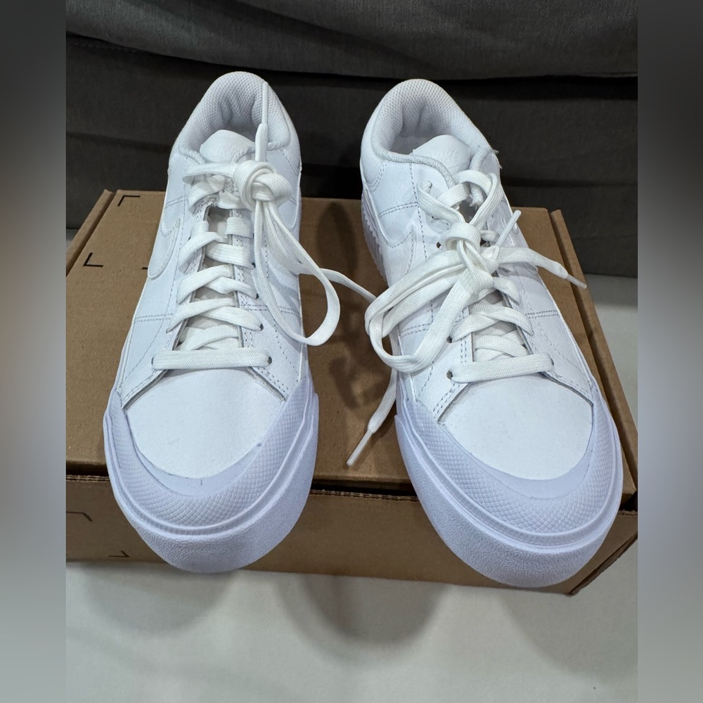 Nike Woman’s Court Legacy Lift all white